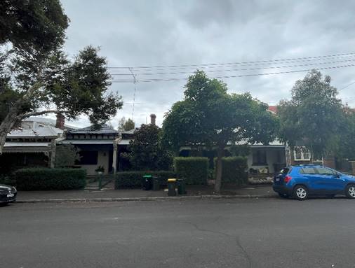 A blue car parked in front of a house

Description automatically generated